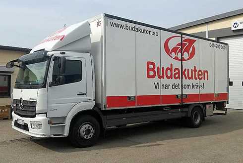 Vit lastbil Mercedes Benz Atego "Budakuten" stulen i Malmö